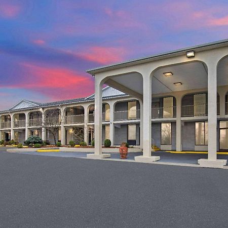 Days Inn By Wyndham Columbia Kentucky Exterior photo