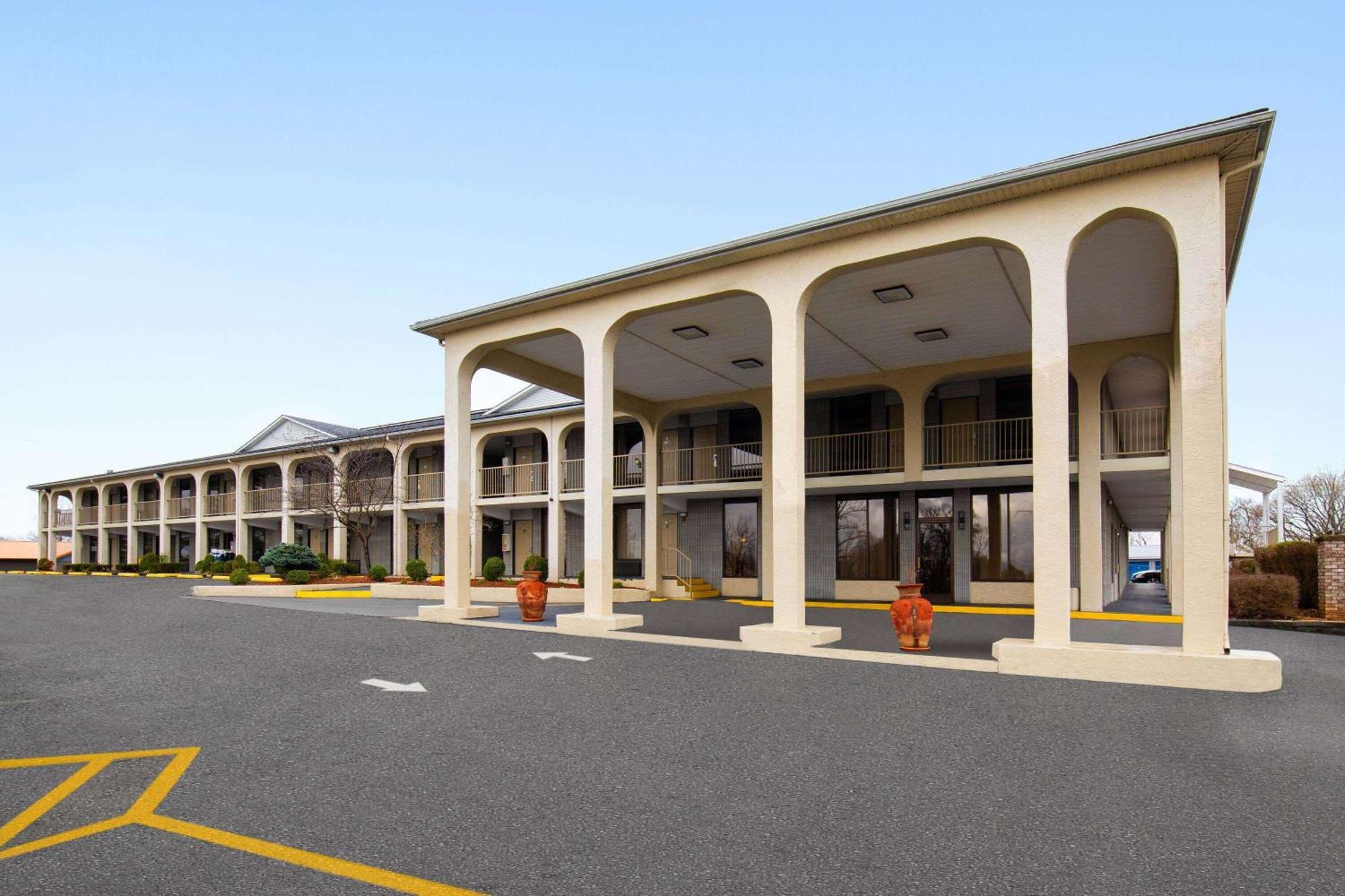 Days Inn By Wyndham Columbia Kentucky Exterior photo