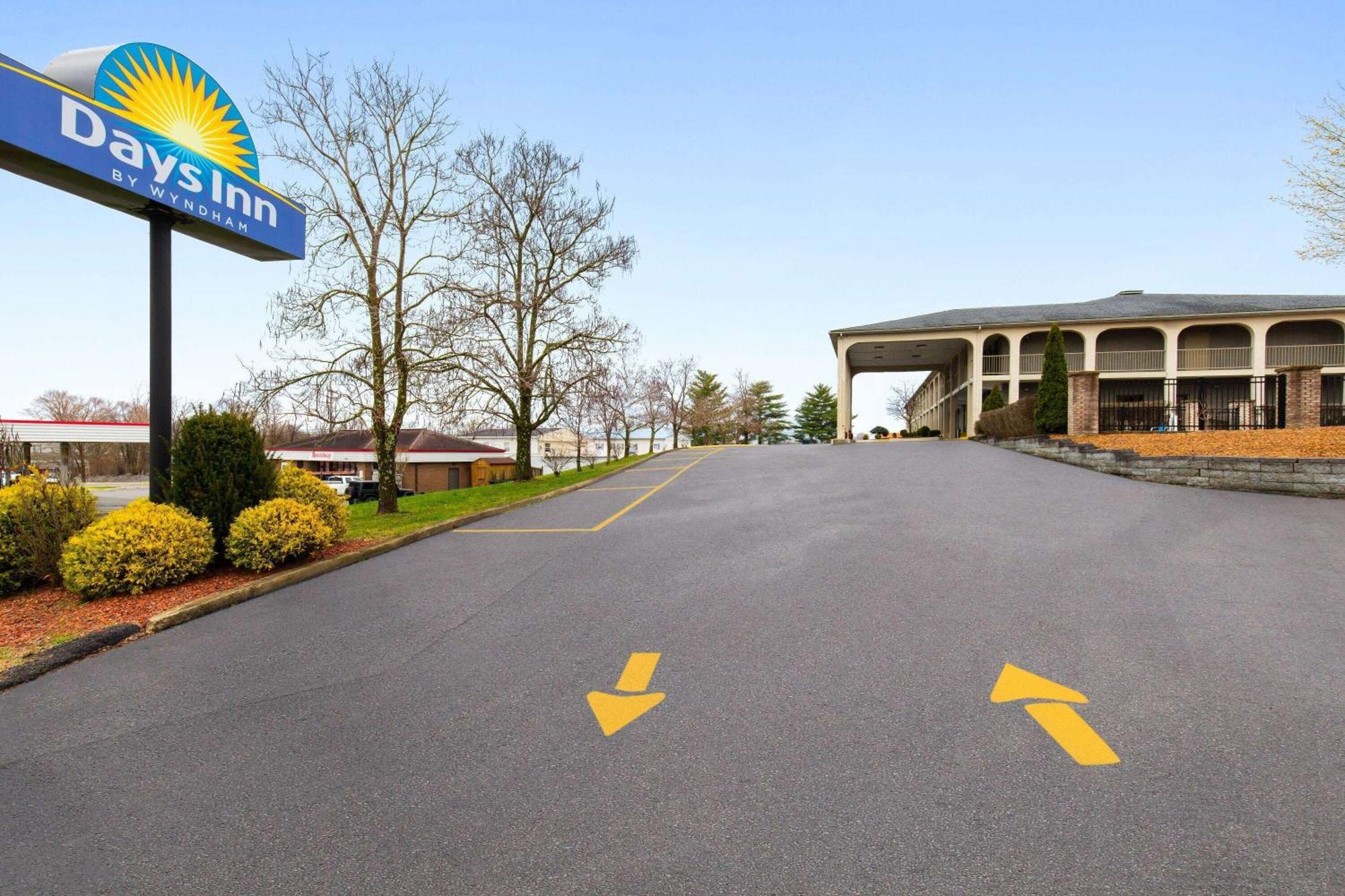 Days Inn By Wyndham Columbia Kentucky Exterior photo