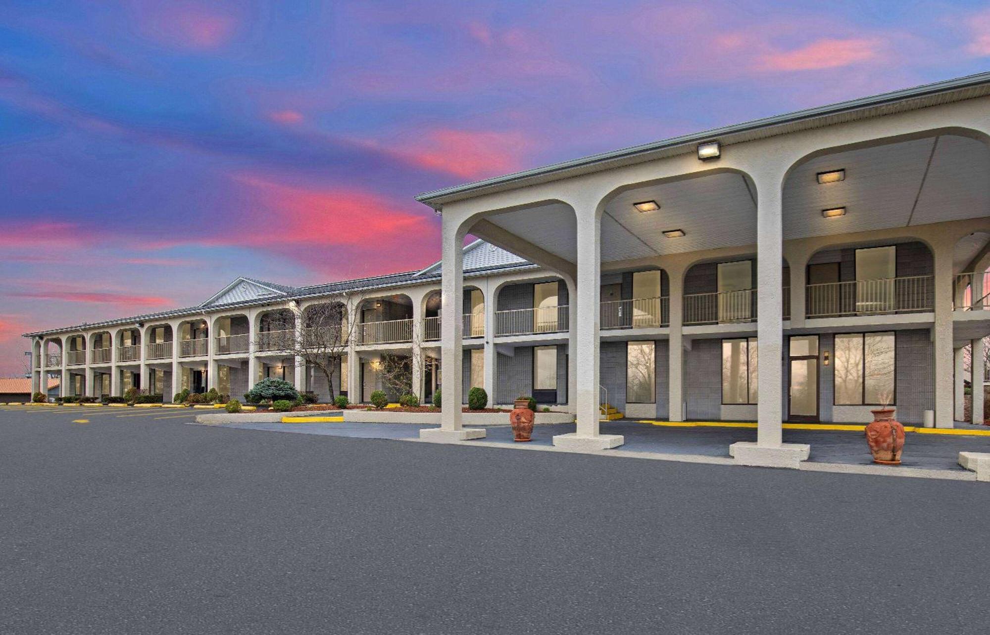 Days Inn By Wyndham Columbia Kentucky Exterior photo